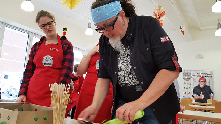 Stefan Marquard kocht mit Schülern